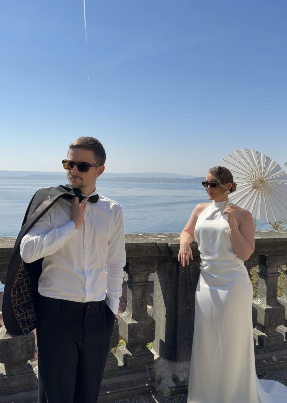 Hochzeitspaar im Vordergrund. Im Hintergrund der Bodensee.